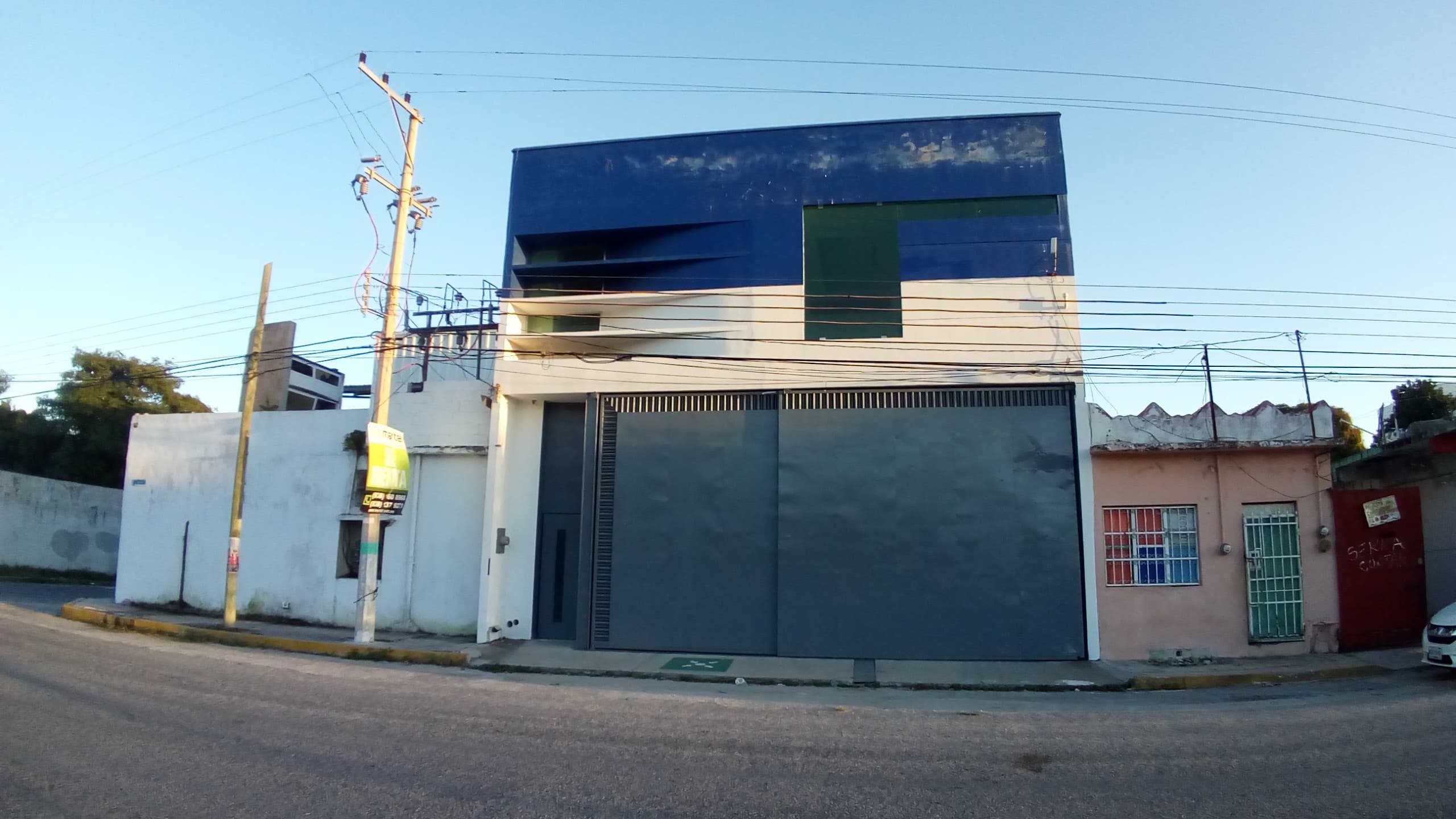 🏡Oficina con bodega en renta en Ciudad del Carmen 📍𝐔𝐛𝐢𝐜𝐚𝐜𝐢ó𝐧: Calle 51A Col. Caleta